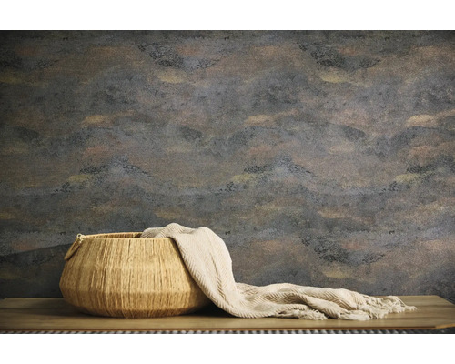 Decor de perete cu model abstract, coș și pătură pe masă