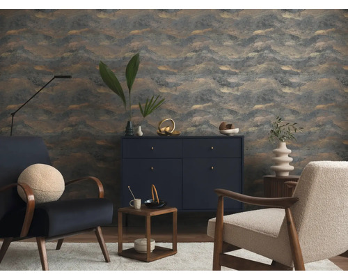 Living cu tapet modelat, comodă și fotolii