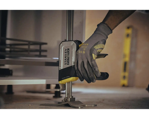 O mână cu o mănușă de lucru operează un suport de la Stanley Fatmax.