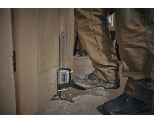 Distanțierul pentru uși Stanley Fatmax în timpul alinierii unei uși.