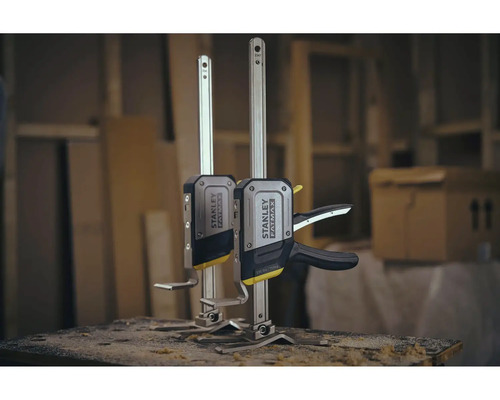 Două cleme rapide Stanley Fatmax pe un banc de lucru