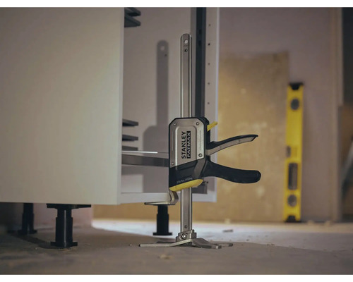 Clește de strângere cu o mână Stanley Fatmax pe un dulap