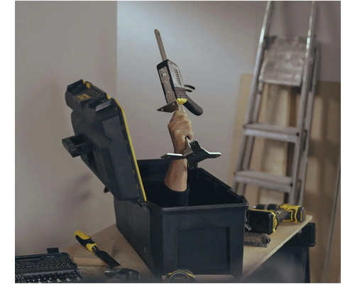 Cutie de scule cu o mână care ține un instrument de măsură, cu o scară în fundal