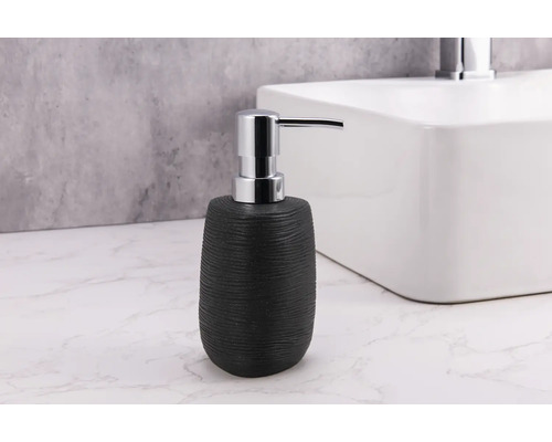 Dispenser negru de săpun din ceramică cu pompă metalică lângă chiuvetă