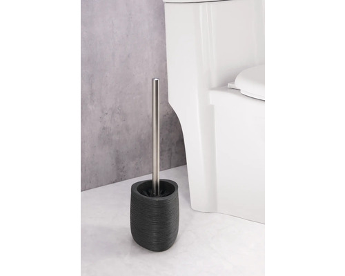 Perie de toaletă cu suport din gresie și mâner din oțel inoxidabil lângă o toaletă