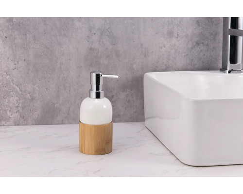 Dozator de săpun cu bază de bambus pe o chiuvetă