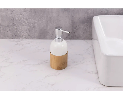 Dozator de săpun din ceramică cu bază de bambus și pompă cromată lângă chiuvetă