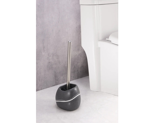 Perie de toaletă cu suport și toaletă în fundal