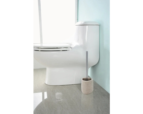 Toaletă albă cu perie de toaletă în baie.