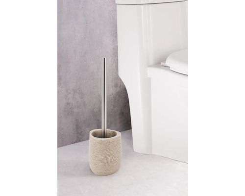 Perie de toaletă cu suport și mâner din oțel inoxidabil lângă o toaletă