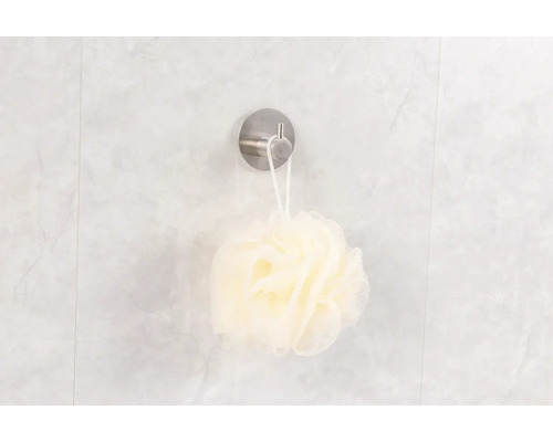 Burete de duș atârnat de un cârlig