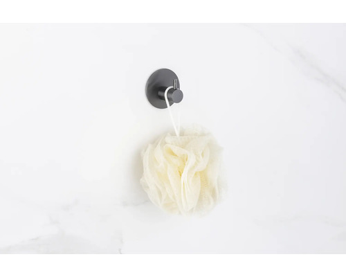 Burete de duș pe cârlig pe perete