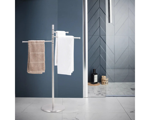 Suport metalic de prosoape de sine stătător cu prosoape într-o baie.