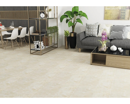 Gresie bej într-un spațiu de locuit cu canapea și masă de sufragerie.