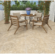 Terasa cu masă din lemn, scaune și plăci de travertin