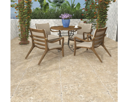 Terasa cu masă din lemn, scaune și plăci de travertin