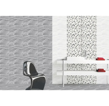 Baie cu gresie gri și albă, chiuvetă și scaun