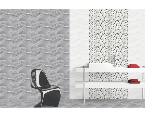 Baie cu gresie gri și albă, chiuvetă și scaun