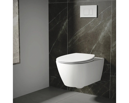 Toaletă suspendată cu panou de control în fața unui perete de marmură închisă la culoare