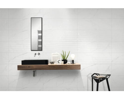 Baie luminoasă cu lavoar, oglindă și faianță cu aspect de marmură