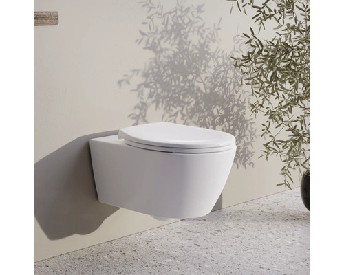 Toaletă suspendată într-o baie luminoasă.