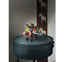 Avion decorativ cu figurină de elan și iluminare pe o măsuță laterală