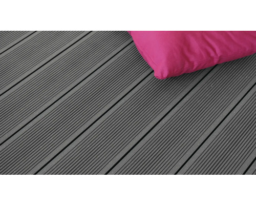 Scânduri de terasă gri cu suprafață canelată și o pernă