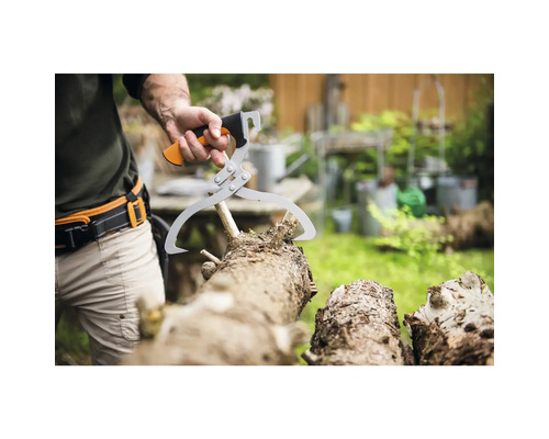 Clește de lemn folosit pentru ridicarea unui trunchi de copac