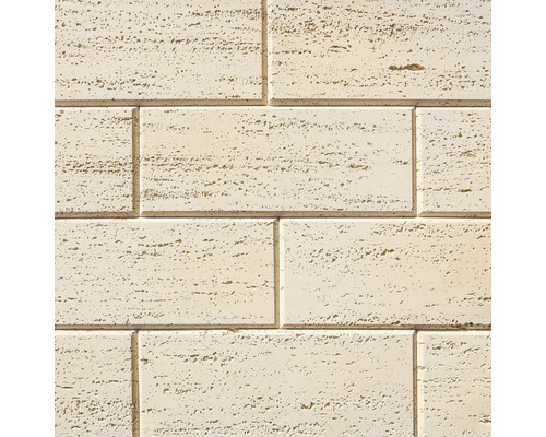 Prim-plan al unui placaj de perete din travertin cu pietre dreptunghiulare.