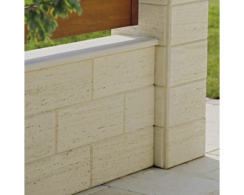 Zid din blocuri de zidărie din travertin cu balustradă din lemn