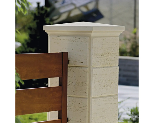 Stâlp de poartă din travertin cu gard din lemn