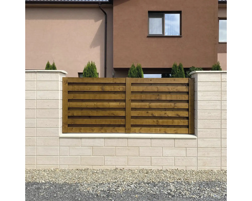 Gard din lemn cu zid de beton la exterior