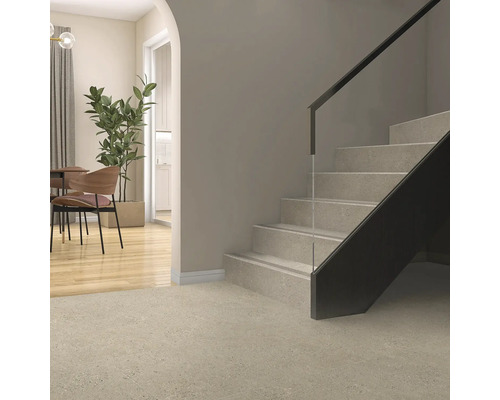 Interior cu scară, masă de sufragerie și plantă de interior pentru o atmosferă luminoasă și primitoare.