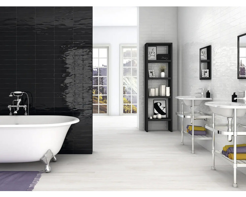 Baie cu cadă independentă, faianță neagră și albă, raft și chiuvete