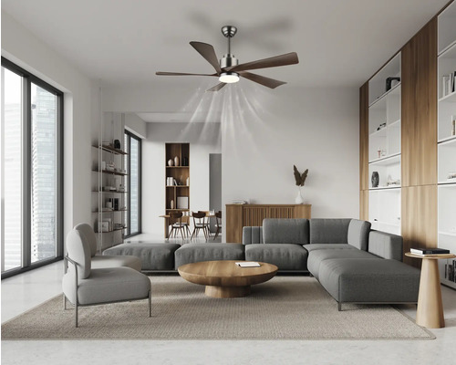 Spațiu de locuit luminos cu ventilator de tavan și iluminat