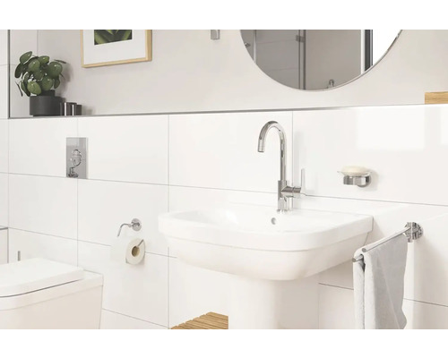 Baie luminoasă cu chiuvetă, robinet, oglindă și faianță albă