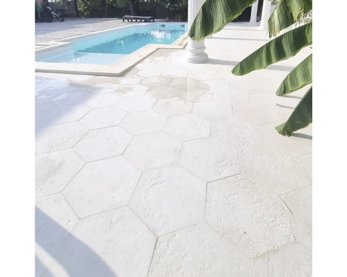 Exterior cu plăci de pavaj hexagonale și piscină