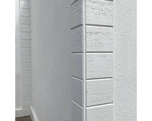 Prim-plan cu o fațadă cu design de colț și structură de tencuială.