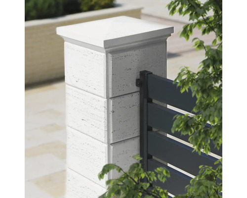 Stâlp de gard din beton cu element de gard și capac
