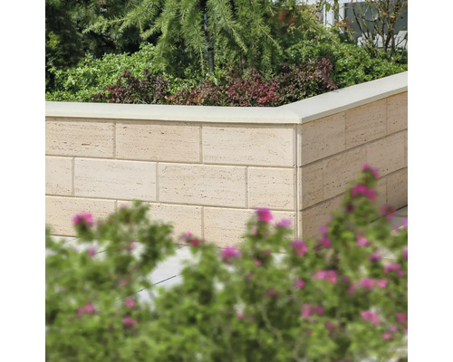 Jardineră ridicată din travertin cu plante