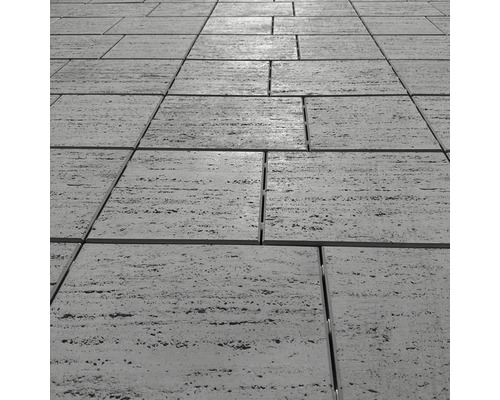 Prim-plan cu pietre de pavaj din travertin.