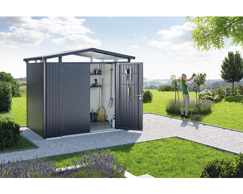 Cabină de grădină din metal cu uși deschise și unelte de grădinărit