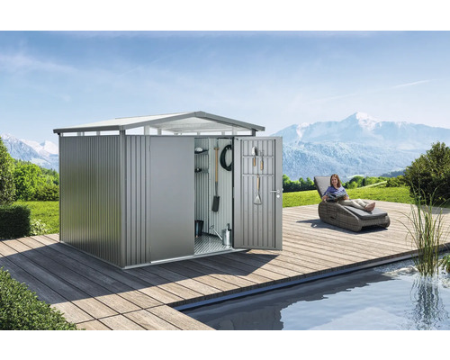 Șopron de grădină pe o terasă de lemn cu uși deschise și unelte de grădină