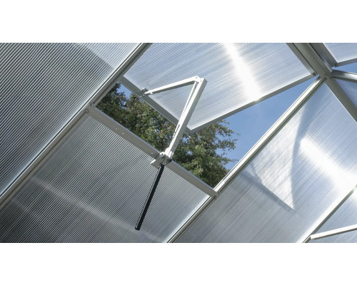 Fereastră de acoperiș deschisă a unei sere cu cadru argintiu