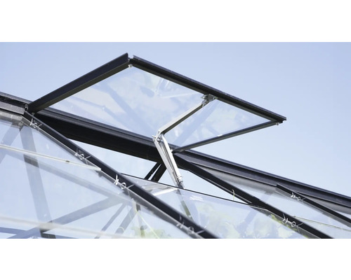 Imagine detaliată a unei ferestre de acoperiș deschise pe o seră