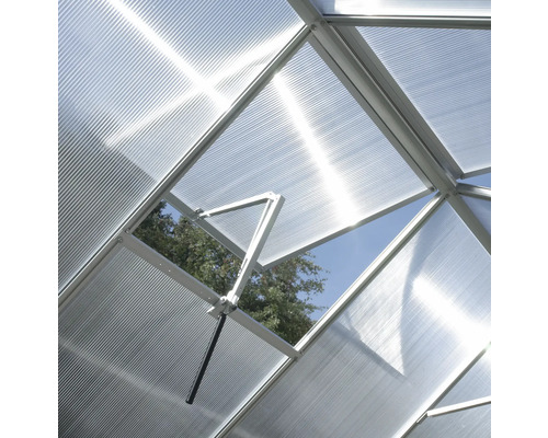 Vedere interioară a unei sere cu fereastră de acoperiș