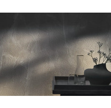 Prim-plan cu un perete texturat cu vaze și pahare pe un raft.