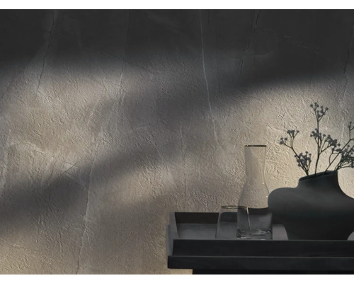 Prim-plan cu un perete texturat cu vaze și pahare pe un raft.