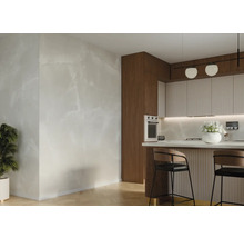 Spațiu luminos de bucătărie cu plăci de perete cu aspect de marmură, blat de bucătărie cu scaune de bar și decorațiuni