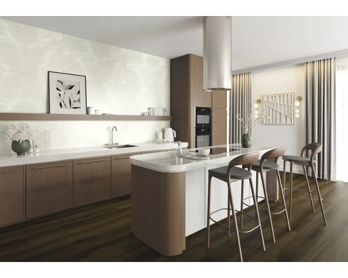 Bucătărie luminoasă, modernă, cu insulă de bucătărie, chiuvetă și scaune de bar